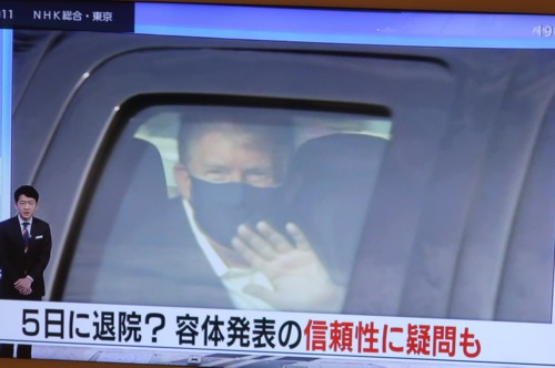 trump waving hands from car (1)