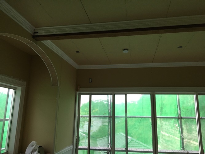 三浦市一戸建てリノベーション工事中の2Fリビング天井と出窓のアーチ下がり壁