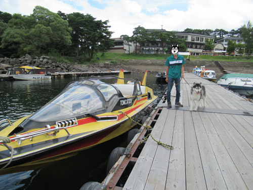 檜原湖でモーターボート