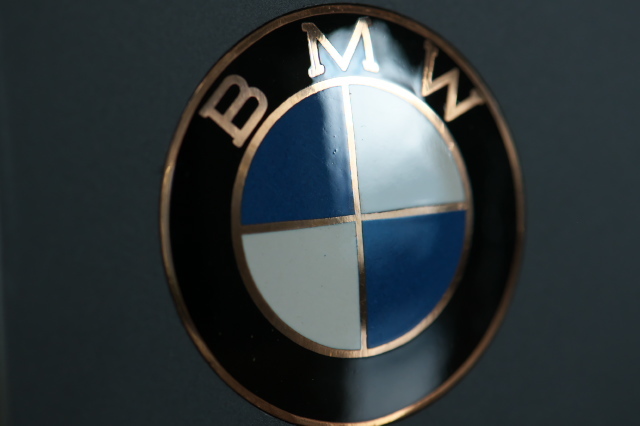 BMW 502 V8・・・復刻版エンブレム。