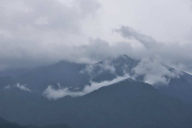 まだまだ、雲の中ですが、鳳凰三山（南アルプス）が