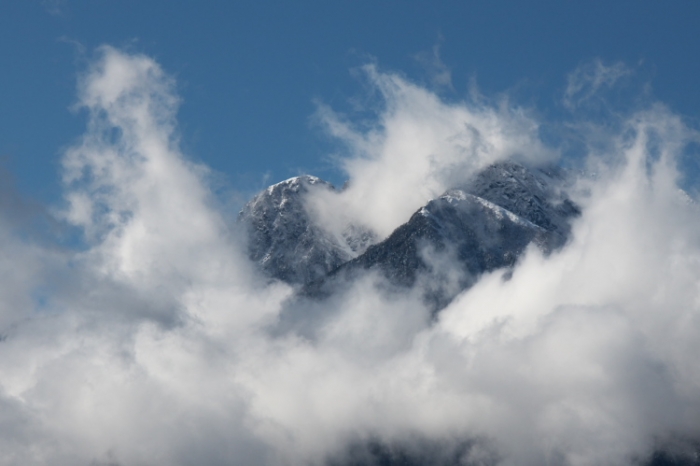 雲の中の甲斐駒ヶ岳。