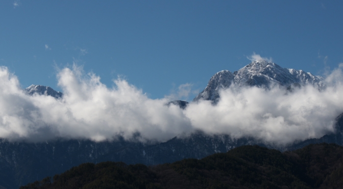 雲の中の甲斐駒ヶ岳。