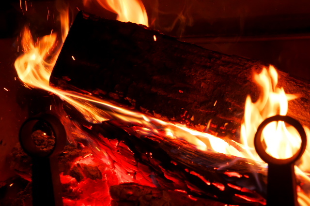 寒い日には薪ストーブの火。