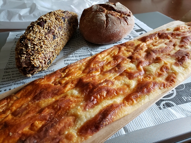 20200407_150559_R 右ベルリーナラントブロート小130円ライ麦70パー使用、サワー種で酸味が特徴的なドイツパン