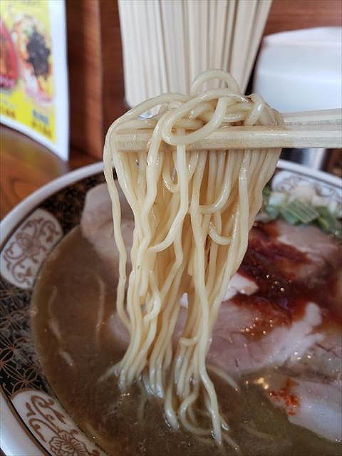 20200609_114422_R 太麺と迷ったけど、細麺が十分にぼにぼ系のスープに負けてない。てか、こっちの方が合うんじゃ