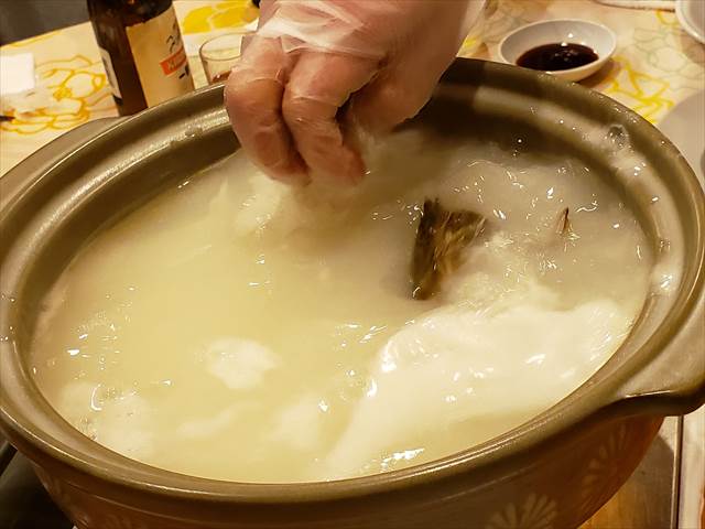 20201114_172526_R 粥底火鍋とは、スープが粥の火鍋です。廣東省順徳縣の郷土料理とされ、近年香港でもポピュラーになっているらしい