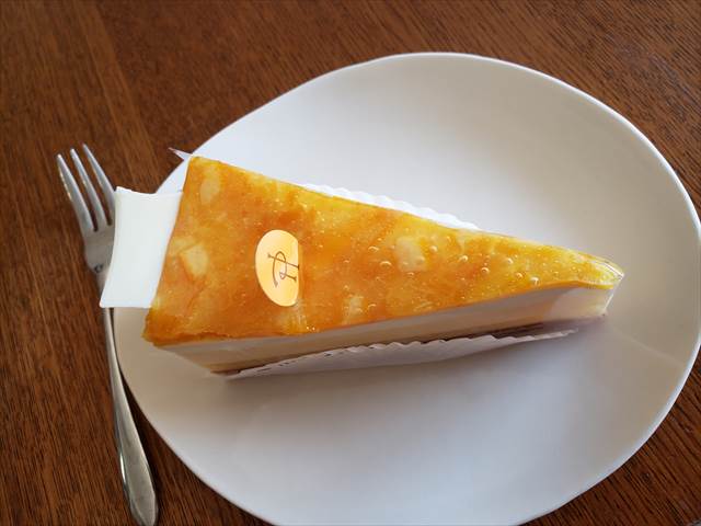 20210221_082649_R サティーヌのフレーバーは、チーズケーキを出発点として生まれました。ピエール・エルメが修行を積んだ「ルノートル」で作られていた2つのケーキ、「マラクージャ」と「シュス」に着想を得て、ピエール・エルメが、自身の好みのチーズケーキを考え始めたことがきっかけです。