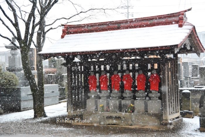 2015年１月雪の宝憧寺雪降る地蔵様