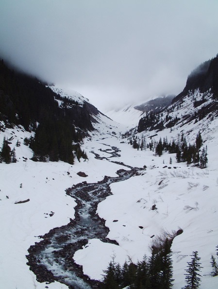 雪の山河