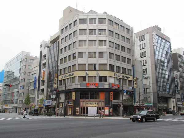 出口1がある吉野家馬喰町ビル。裏には換気塔もあるが見えない。 出口1がある吉野家馬喰町ビル。裏には換気塔もあるが見えない。