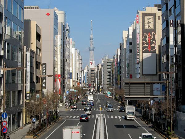 江戸通り上の小伝馬歩道橋から馬喰町駅方向を見る。正面に東京スカイツリー。
