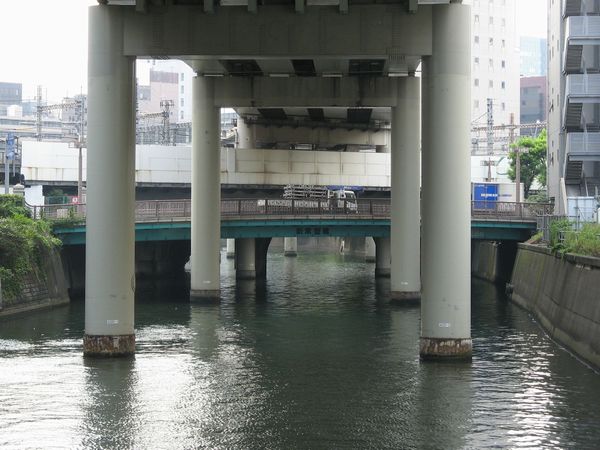 下流の常盤橋から新常盤橋を見る。現在は日本橋川の1スパンで越える桁橋になっている。