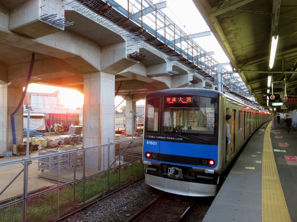 高架橋建設が進む野田市駅と60000系 高架橋建設が進む野田市駅と60000系